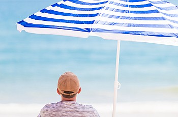 Απολαύστε το Καλοκαίρι με Στυλ & Άνεση: Ομπρέλες, Καρεκλάκια, Θερμοί και Ξαπλώστρες